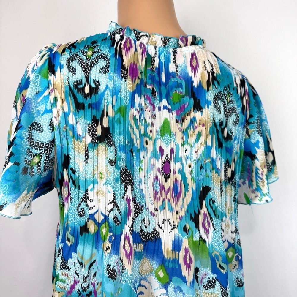 Sunny Leigh Women’s Sz L Top Blouse Shirt Blue Flowy Short Sleeve Ruffled Neck - Picture 6 of 13